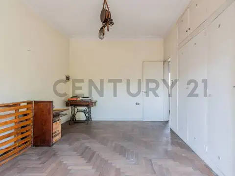 Venta casa sobre lote propio de 4amb en parque avellaneda, zona residencial .