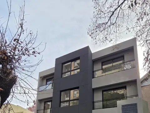 Moderno y luminoso monoamb a estrenar con patio propio y cochera. Excelente ubicacion: Portela 275, Lomas de Zamora