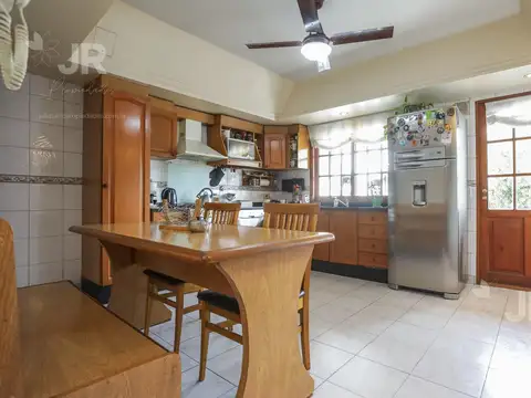 Casa en Venta con 3 cocheras