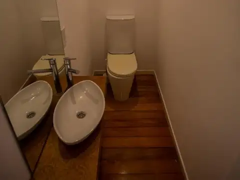 Casa con muy buena ubicación desarrollada en 3 plantas - Teresa Urdapilleta Propiedades