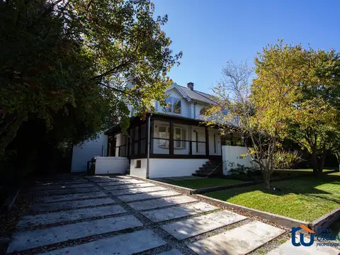 Casa con muy buena ubicación desarrollada en 3 plantas - Teresa Urdapilleta Propiedades