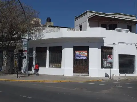 Local Comercial  Sobre Av Alberdi