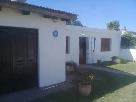 Casa en Alquiler con 3 cocheras