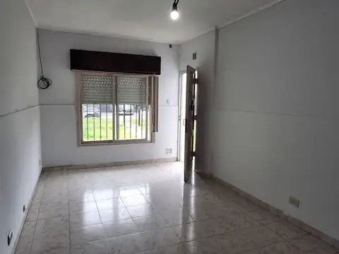 Casa en alquiler de 2 dormitorios c/ cochera en Lanús Este