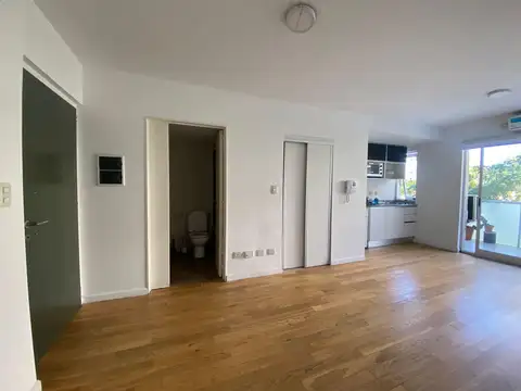 Monoambiente al frente con balcón aterrazado