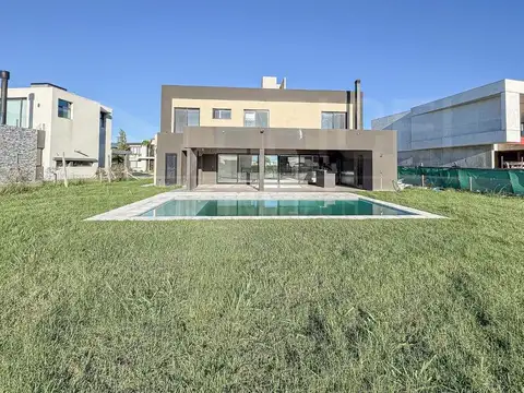 Casa 5 ambientes con 4 baños