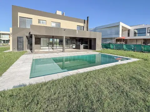 Casa en Venta con 2 cocheras