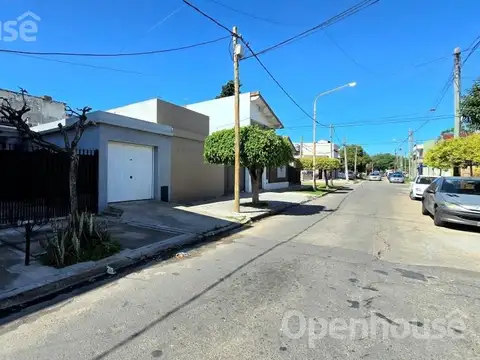 CASA MULTIFAMILIAR DE 5 AMB C/ PATIO, TERRAZA Y GARAJE