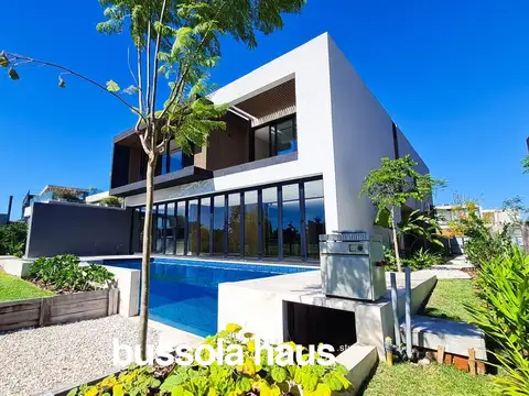 Casa en venta 5 dormitorios al rio en El Yacht Nordelta