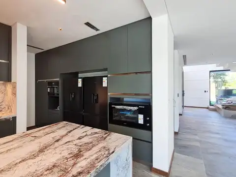 Casa en Alquiler con 3 cocheras