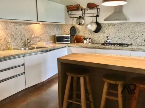 Casa en Venta con 2 cocheras