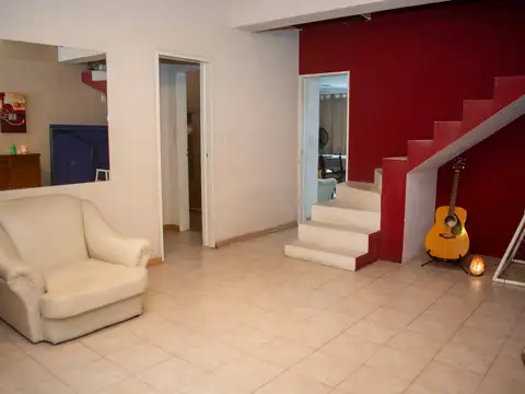 Casa 6 ambientes con 2 baños