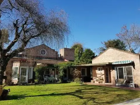 Casa 6 ambientes con 2 baños