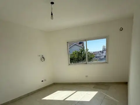 Defensa 1600, Piso 1