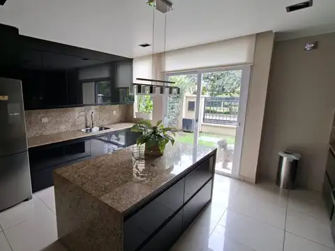 Casa en Alquiler con 4 cocheras