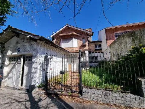 CASA EN VENTA OLIVOS VTE LOPEZ  JARDIN Y PILETA