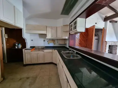 CASA EN VENTA OLIVOS VTE LOPEZ  JARDIN Y PILETA