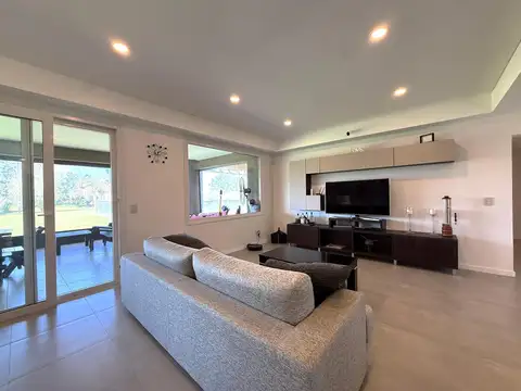 Casa en Venta con 4 cocheras