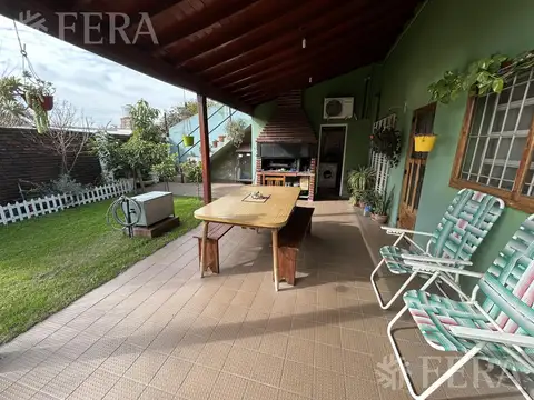 Venta de Casa 3 ambientes con cochera y jardín en Isidro Casanova-La mantanza