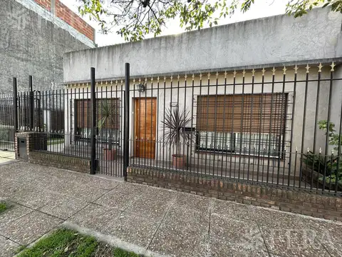 Casa en Venta en Isidro Casanova, USD 105.000