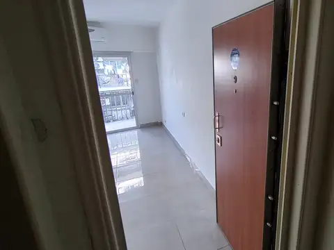 3 Ambientes Semipiso al Frente / Primera Junta / A 3 Cuadras de Acoyte y Rivadavia