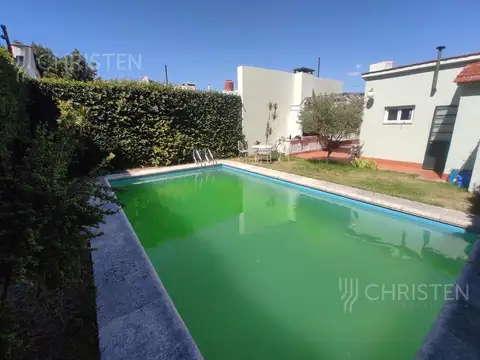 Casa de 3 habitaciones escritorio cochera y pileta Barrio Sur 