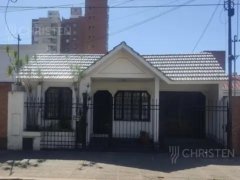 Saavedra al 1800 Casa de 3 habitaciones escritorio cochera y pileta