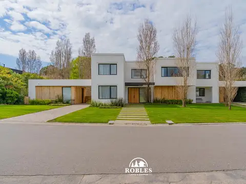 Importante Residencia estilo moderno en el barrio privado Rumencó. Arquitectura Laura Napp