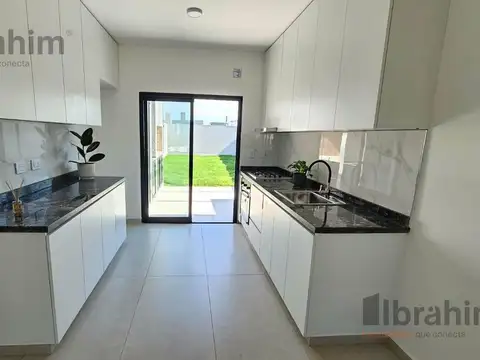 Casa 4 ambientes con 2 baños