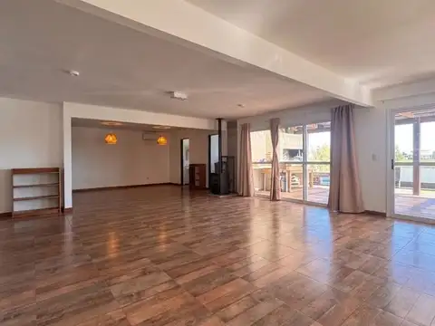 VENTA CASA 5 AMBIENTES CON PILETA A LAGUNA EN ESCOBAR