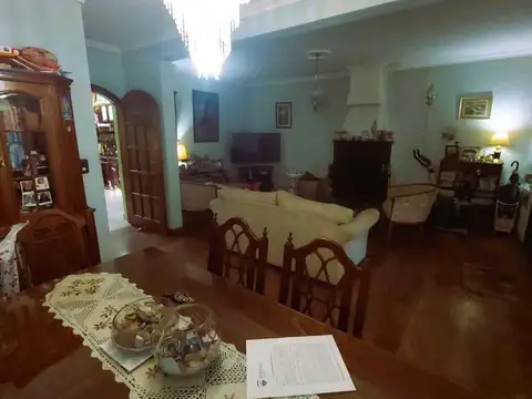 EXCELENTE CASA en Adrogue.  Posible PERMUTA.