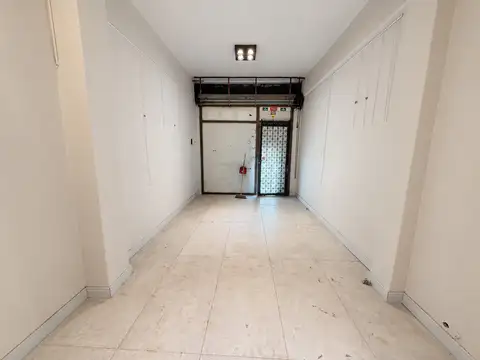 Local en alquiler – Reformado a nuevo con vidriera a la calle
