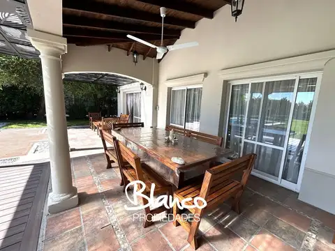 Casa en Alquiler con 1 cochera