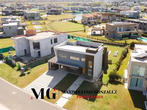 Casa 4 ambientes con 3 baños