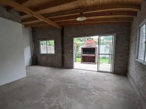 VENTA CASA CON AMPLIO JARDIN Y PILETA