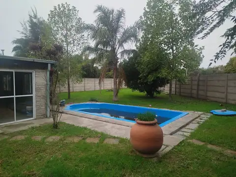VENTA CASA CON AMPLIO JARDIN Y PILETA