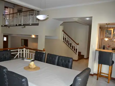 Casa en Venta con 3 cocheras
