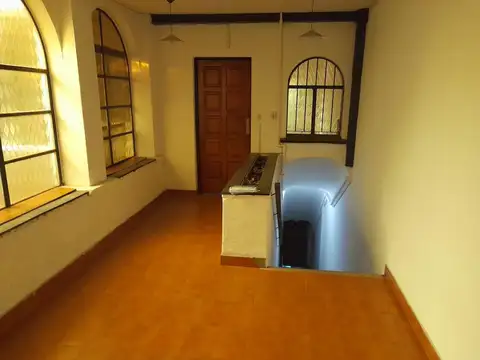 Dpto tipo PH 3 amb-S/expensas 1er piso por escalera.