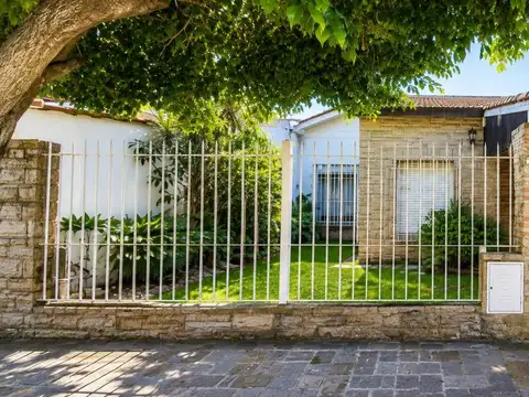 OPORTUNIDAD CASA A MODERNIZAR 3 AMB BARRIO AYERZA C AMPLIO JARDIN COCHERA POSIBILIDAD DE AMPLIACION ESCUCHA OFERTAS