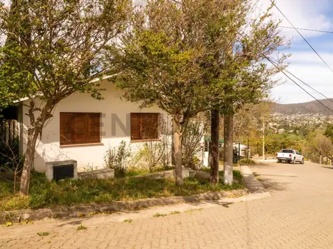Casa 2 dormitorios + monoambiente | amplio terreno en villa carlos paz. excelente vista.