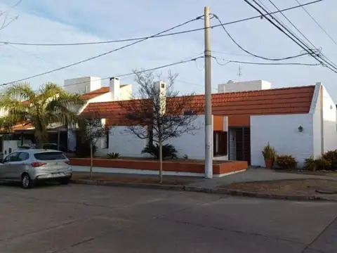 CASA EN BARRIO URCA 3 DORM CON ASADOR Y PILETA