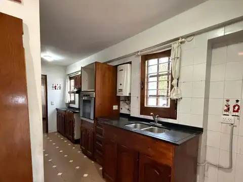 Casa 4 ambientes con 2 baños