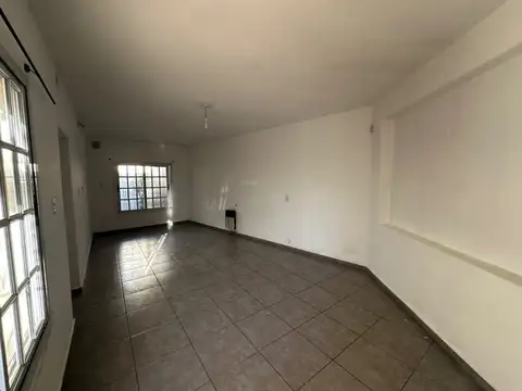 Casa 4 ambientes con 1 baño