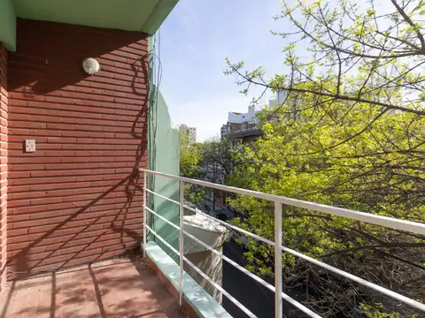 Departamento duplex 3 ambientes a la venta en Floresta a reciclar