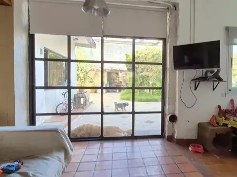 Casa con locales comerciales   jardín en lote propio en Santa Rita