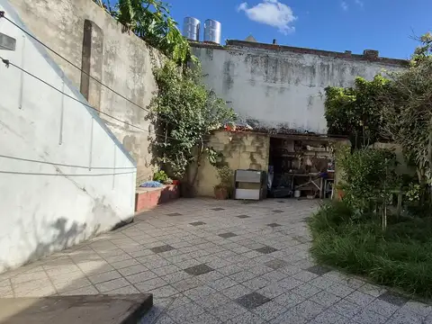 Casa con locales comerciales   jardín en lote propio en Santa Rita