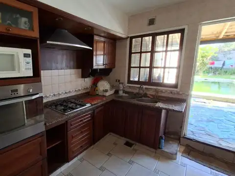 CASA 4 AMBIENTES C/GARAGE - FONDO CON PISCINA