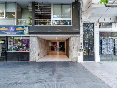 Luminoso monoambiente en venta, piso alto, apto profesional, ubicado en Caballito, cerca de todo.