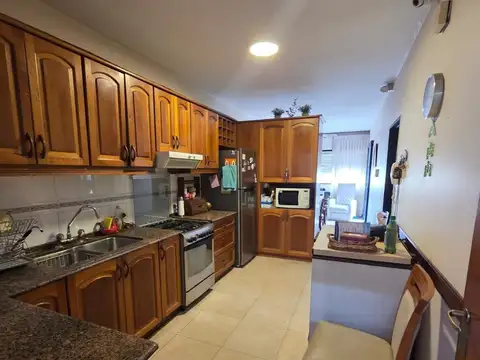 Casa 9 ambientes con 2 baños