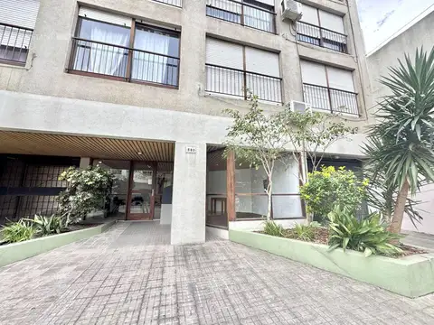 61 entre 6 y 7 con tres cocheras OPORTUNIDAD